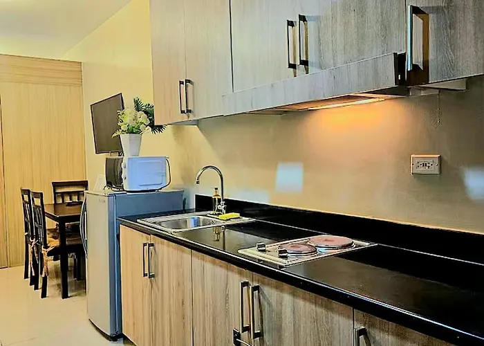Queen Magz Staycation Mall Of 4*