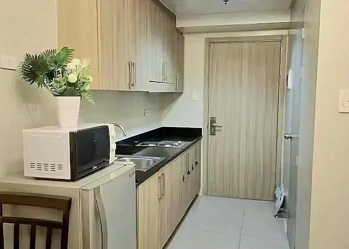 Queen Magz Staycation Mall Of 4*