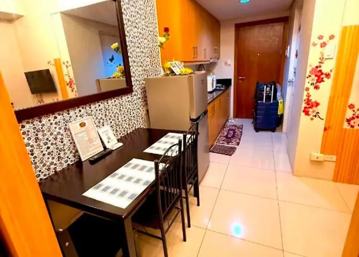Queen Magz Staycation Mall Of 4*