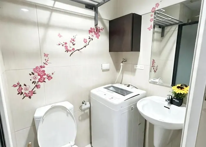 Queen Magz Staycation Mall Of 4*